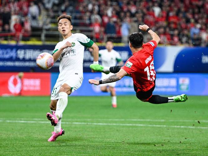 包含华莱士赛构建助攻，破局右路传入球门中锋头球破门的词条