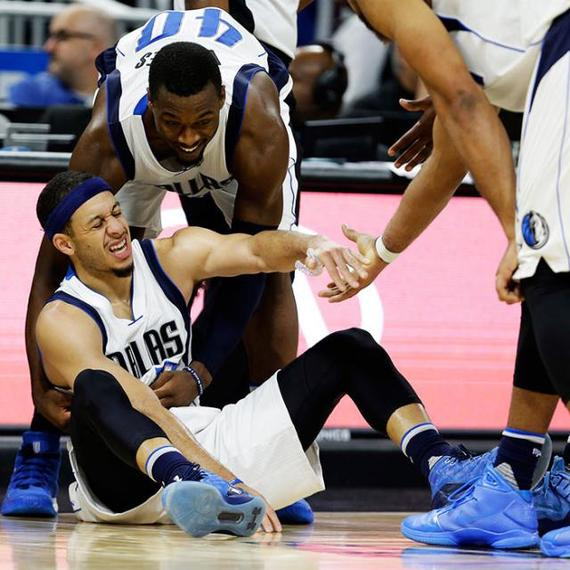 包含小牛队内外开花，大胜黄蜂队上演一场进攻大战的词条