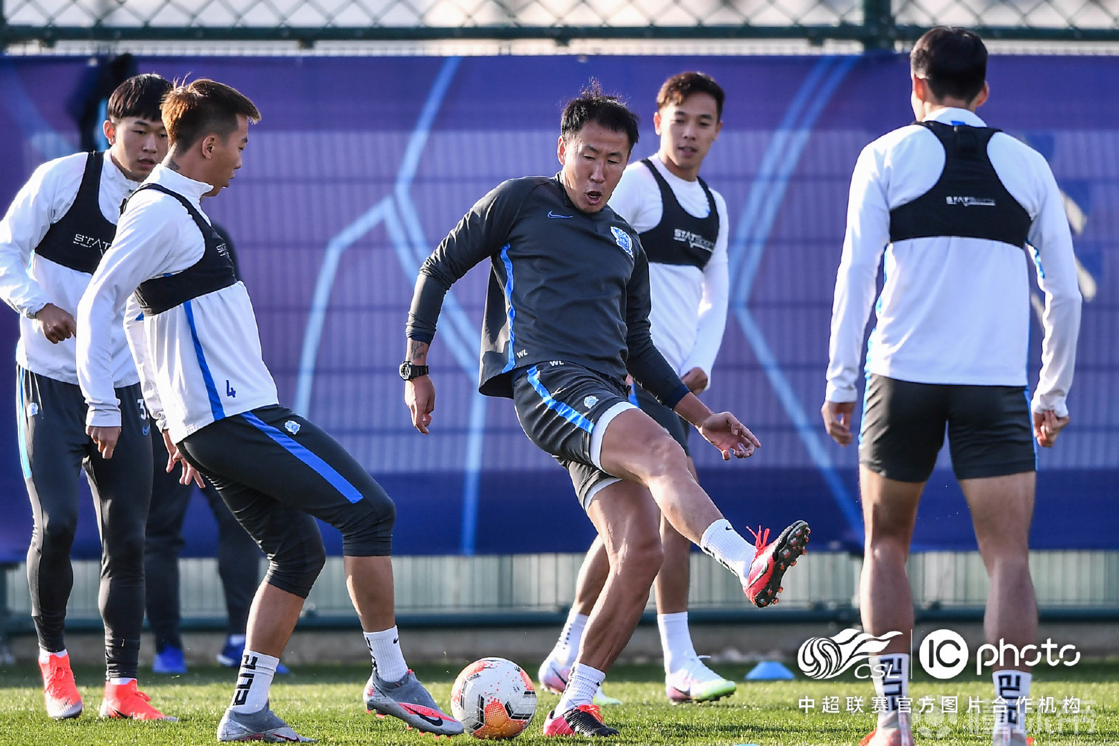 关于震撼！球队全体公开训练，冲冠争议再起的信息