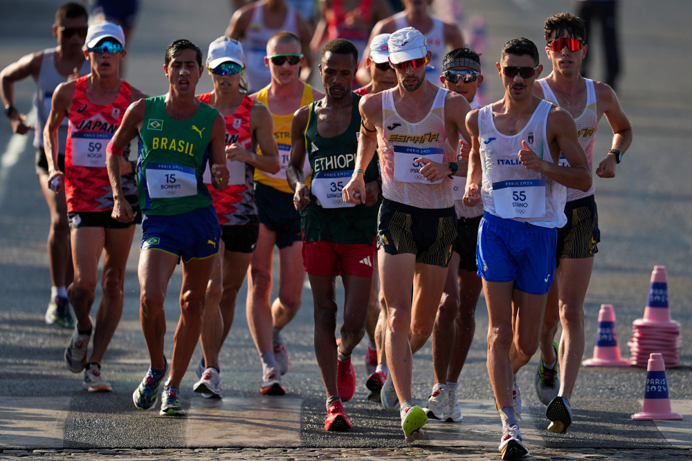 厄瓜多尔田径选手跨越终点，夺冠