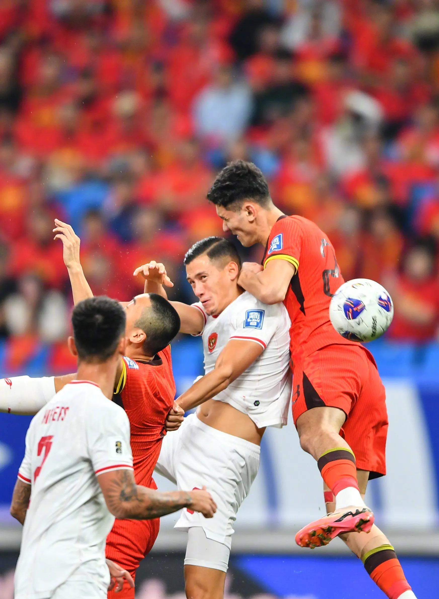 足球盛宴升温,球员们全力以赴拼搏的简单介绍 足球盛宴升温,球员们全力以赴拼搏的简单介绍