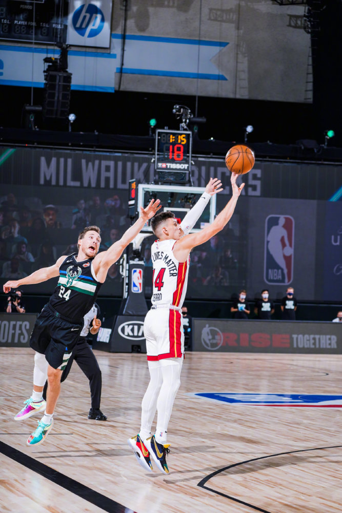 热火队客场大败球迷失望离场！