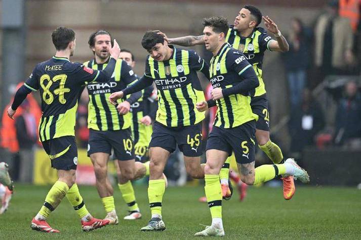 包含亚眠不敌对手，客场作战遭遇挫折的词条