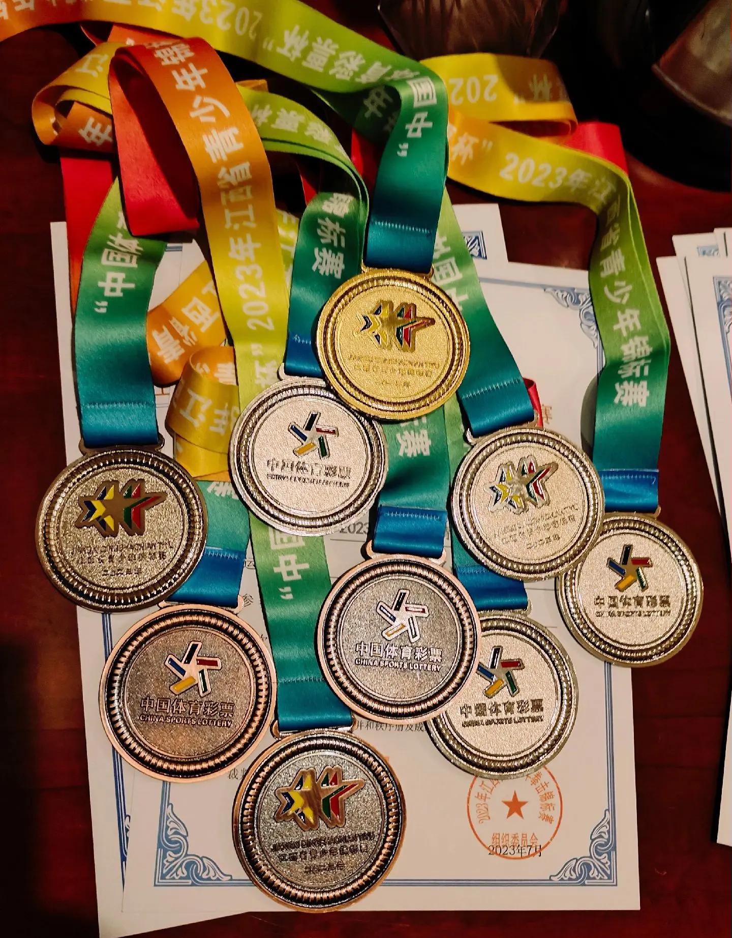 拳击选手击败对手夺得金牌