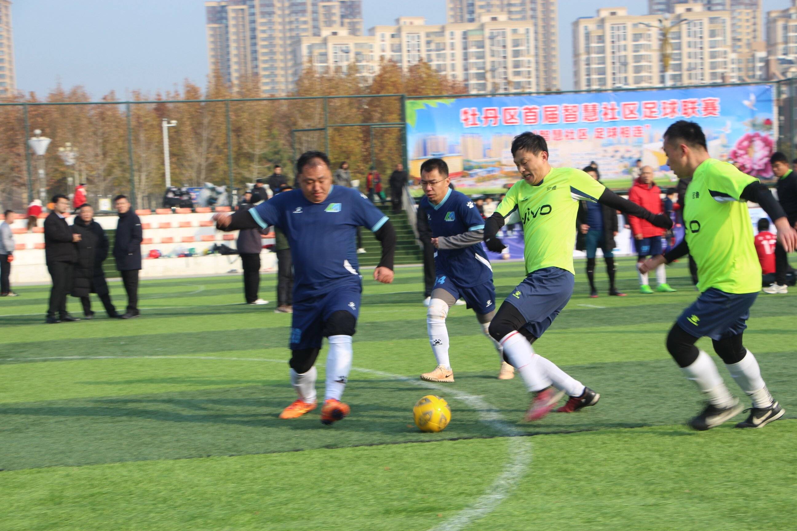 足球比赛开赛,球队备受瞩目,球员兢兢业业 足球比赛开赛,球队备受瞩目,球员兢兢业业