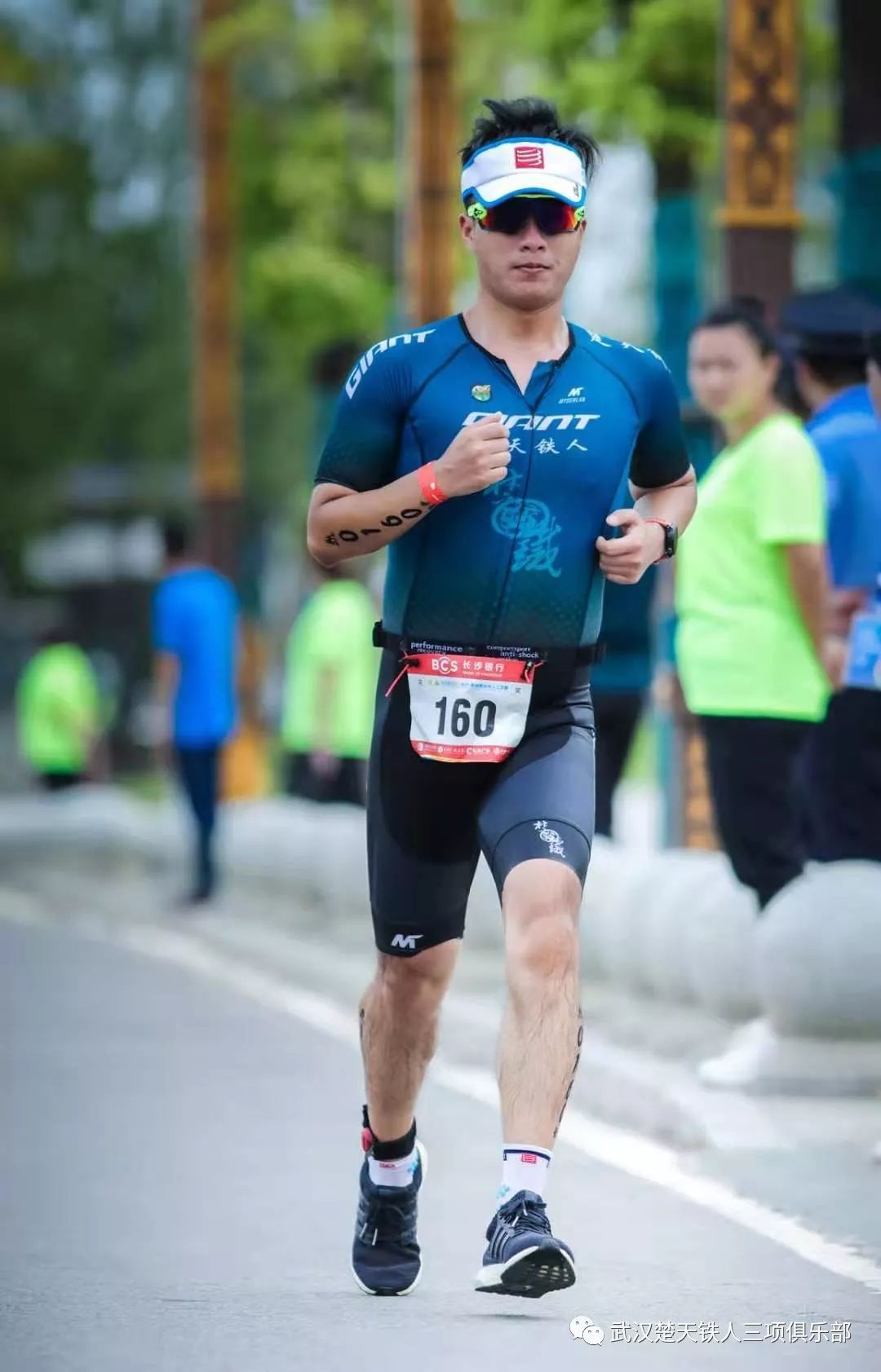 包含非洲铁人三项选手携手夺得铜牌，实力不俗的词条