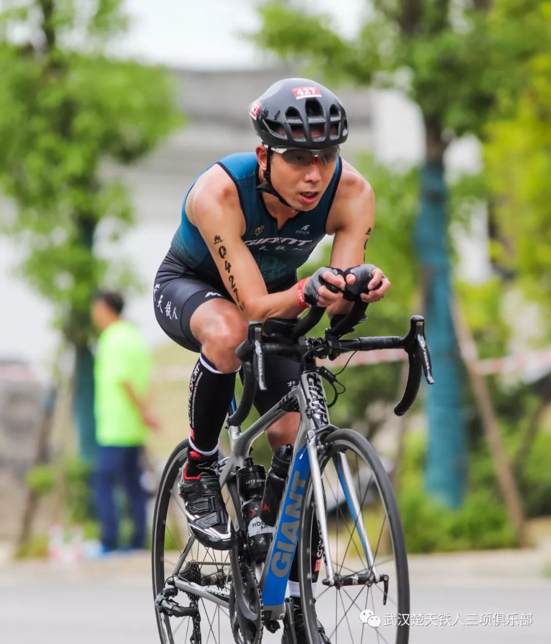 包含非洲铁人三项选手携手夺得铜牌，实力不俗的词条