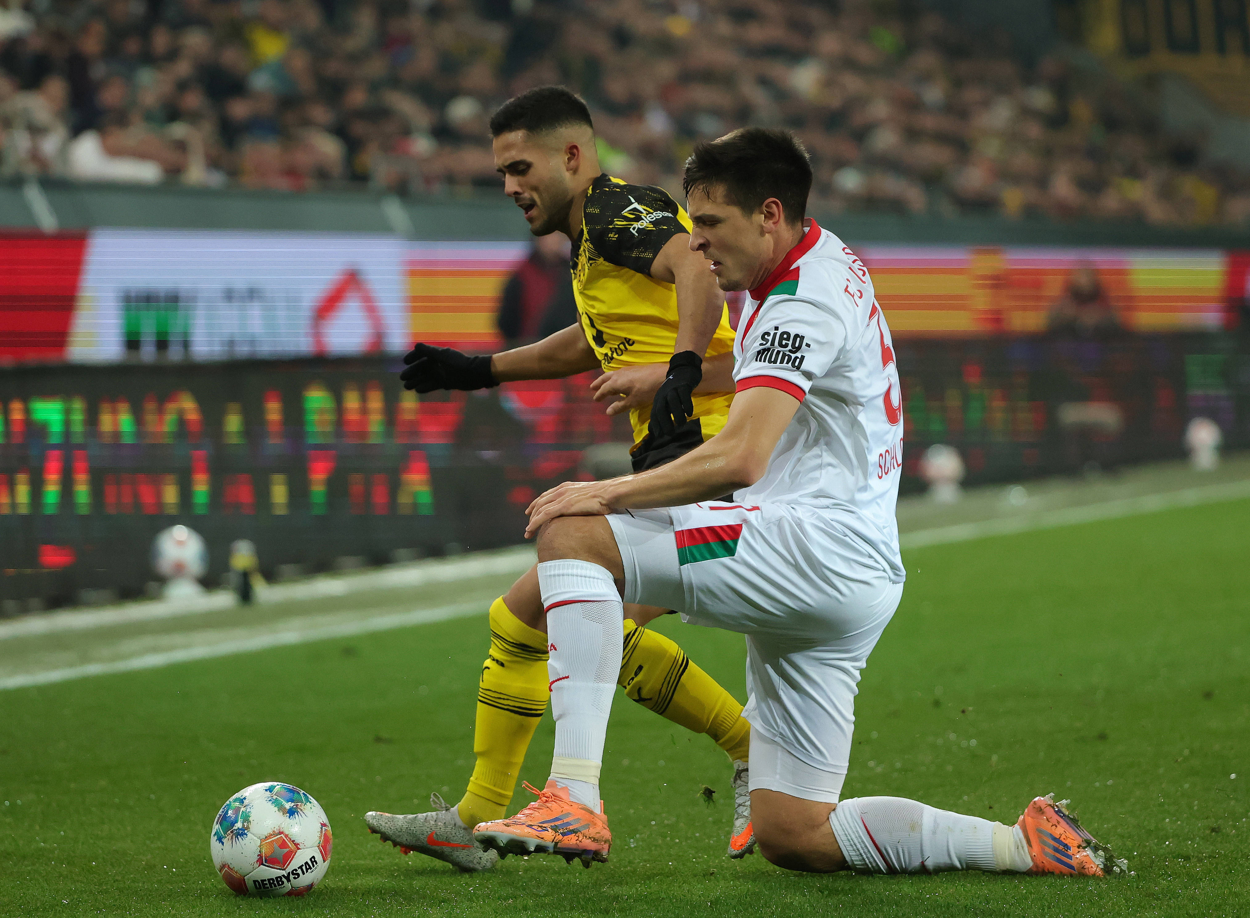 关于多特蒙德客场胜奥格斯堡，赢得关键三分的信息