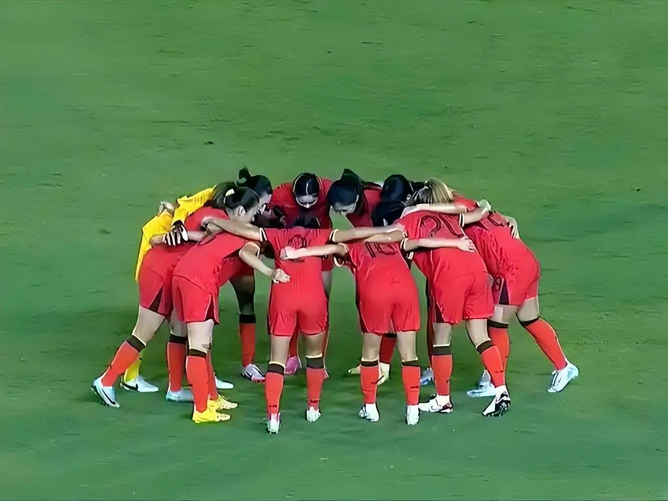 日本队遭遇惨败，中国队晋级女足半决赛