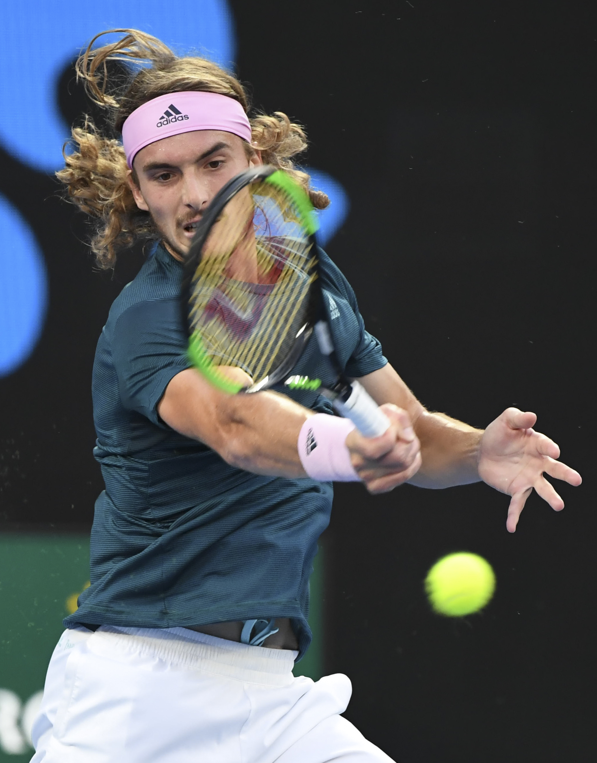 关于美国网球队轻取西班牙网球队，西西帕斯送出助攻的信息