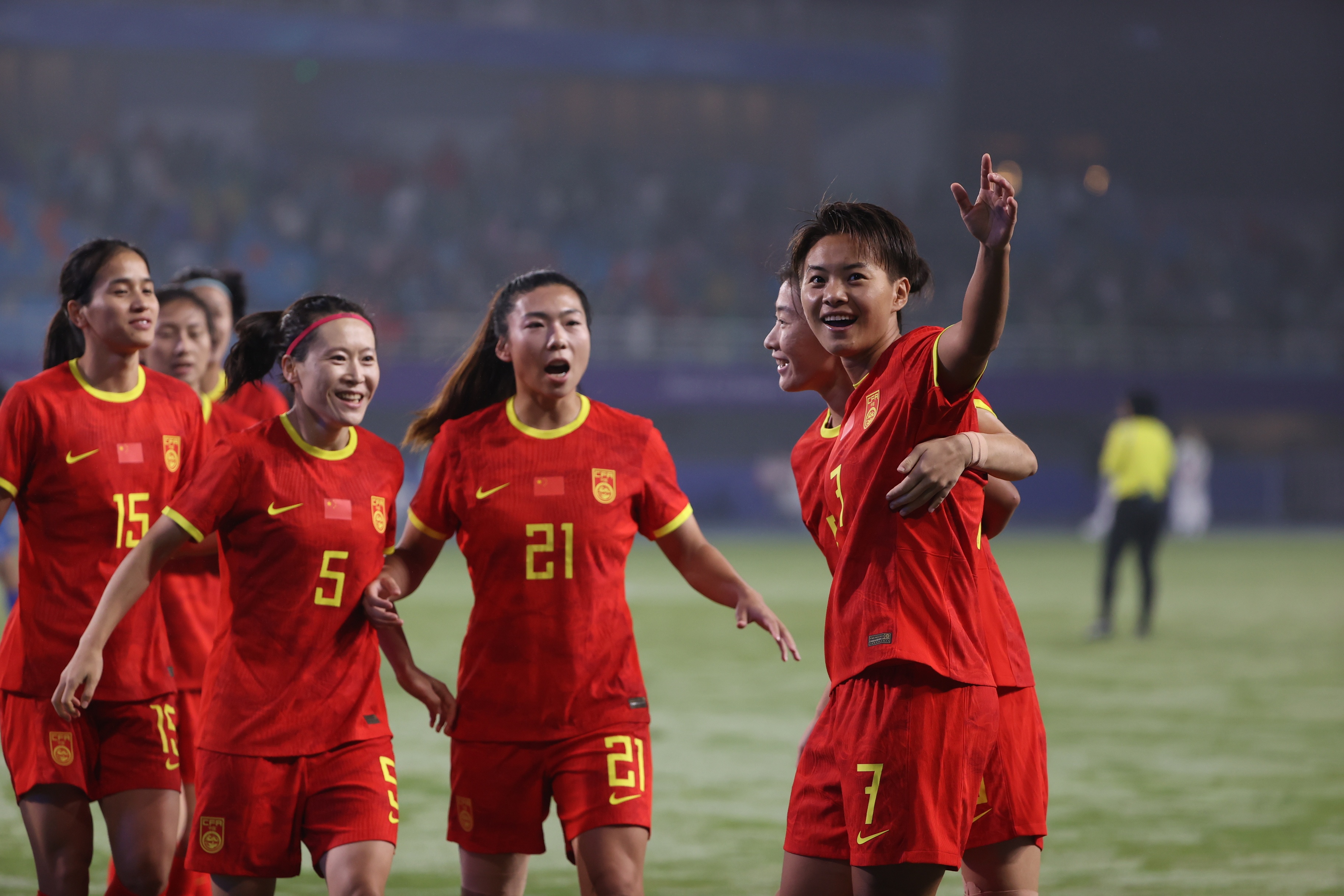 关于女足联赛中一支实力强劲的球队崭露头角的信息