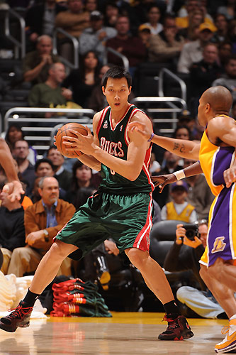 马刺险胜灰熊,易建联刷新纪录 马刺险胜灰熊,易建联刷新纪录